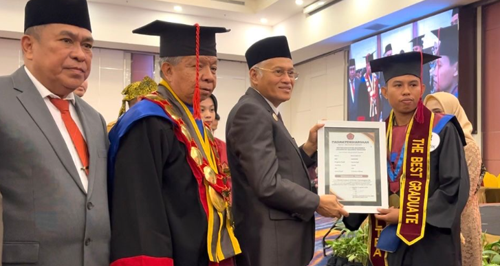Sukses Wisuda Ratusan Mahasiswa, Rektor Unsultra Tekankan Pentingnya Lulusan Miliki Kemampuan Adaptasi dan Kuasai Literasi Digital